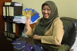 Jelang Pensiun, Farida dapat Mercedes-Benz C-Class dari BCA