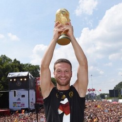 Valencia Dapatkan Mustafi