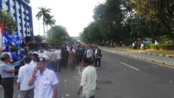 Aksi Massa Pendukung Prabowo-Hatta di Depan MK Mulai Bubarkan Diri