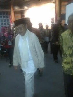 Kenakan Selendang Mendiang Istrinya, Habibie Curhat Soal Iptek Indonesia