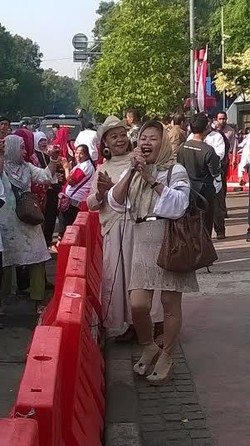 Hebohnya Ibu ini Pandu Yel-yel Pendukung Prabowo-Hatta di MK