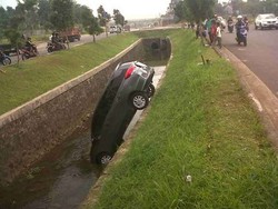 Lupa Pasang Rem Tangan, Mobil MPV Nyelonong Masuk Parit di Bintaro