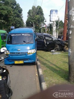 Tabrakan dengan Angkot di Bogor, Mobil Hitam ini Ringsek