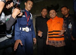 KPK Tahan Tersangka Kasus Hambalang Mahfud Suroso