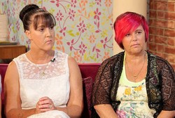 Aneh Tapi Nyata! Saudara Kembar Ini Hobi Ngemil Lilin dan Kertas Usang