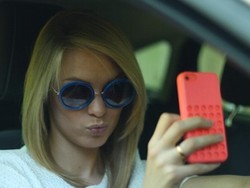 Gawat, Remaja Suka Selfie Saat Nyetir!