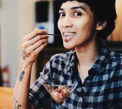 Ade Putri Penasaran Makan Kalajengking