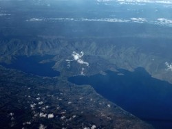 Pemandangan Cantik Danau Laut Tawar di Aceh dari Atas Pesawat