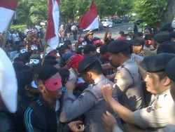 Dirikan Tenda di KPU Jateng, Massa Pro Prabowo-Hatta Ricuh dengan Polisi