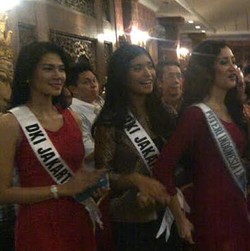 Tunggu Kehadiran Jokowi, Para Gadis Cantik Ini Asyik Nyanyi dan Joget