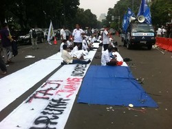 Massa Pendukung Prabowo-Hatta Salat Jumat di Tengah Jalan di Depan MK