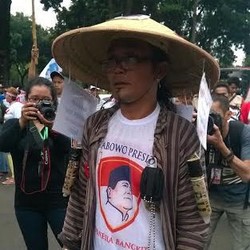 Wah! Pendukung Prabowo-Hatta ini Memakai Caping Berhias Kondom di MK