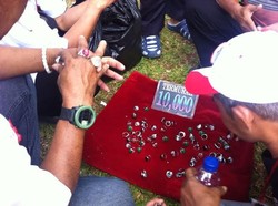 Dipilih Dipilih! Bapak ini Jual Batu Akik di Tengah Demo Massa Prabowo-Hatta di MK