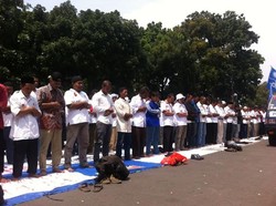 Usai Salat Jumat, Massa Prabowo-Hatta Kembali Berorasi di Depan MK