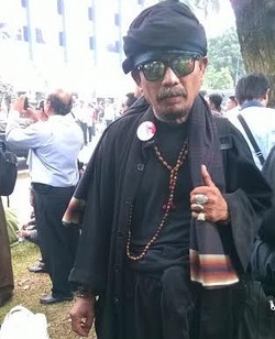 Berpakaian Hitam Ala Dukun, Pria dari Banten ini Ikut Dukung Prabowo