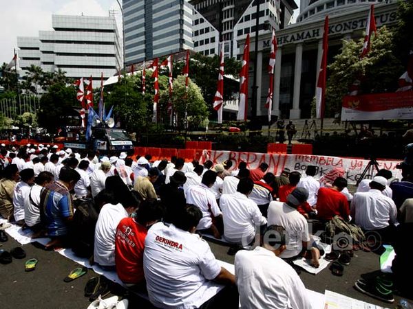 Pendukung Prabowo-Hatta Salat Jumat di Depan MK