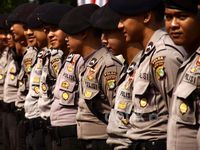 Aparat Kepolisian Berjaga di Gedung MK