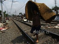 Pemukiman Liar di Stasiun Tanah Abang Dibongkar
