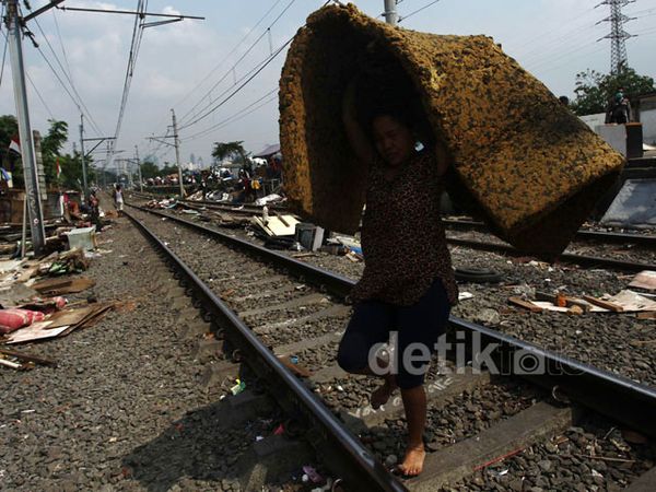 Pemukiman Liar di Stasiun Tanah Abang Dibongkar