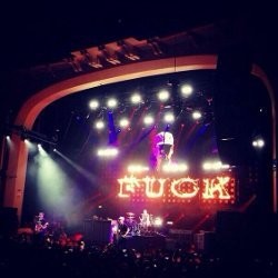 Disaat Blink 182 Bikin Heboh Lewat Backdrop Panggung