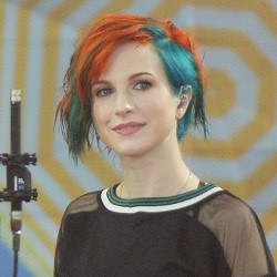 Hayley Williams Kelelahan, Paramore Batalkan Konser di Amerika Serikat