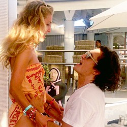 Aih, Orlando Bloom Mesra dengan Model Swedia