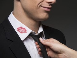 Curiga Pasangan Selingkuh? Perhatikan 4 Sikapnya Ini