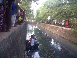 Ngantuk, Pemotor Nyemplung Kali di Jalan Benteng Betawi Tangerang