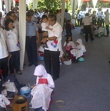 Sambil Gendong Cucu, SBY Tinjau Lomba Cipta Seni di Istana Cipanas