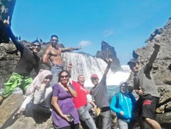 Unik! Pantai di Lombok Punya Air Terjun di Batu Karang