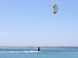 Serunya Kitesurfing di Pulau Tabuhan, Banyuwangi