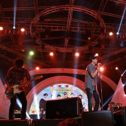 Semangat Bung Tomo di Penampilan Sheila On 7