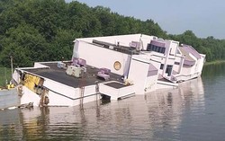 Restoran Apung di Amerika Tenggelam ke Sungai Ohio