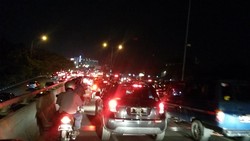 Mobil Antre Premium di SPBU Pasteur Sebelum Masuk Tol, Macet Hingga Flyover Pasupati