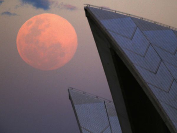 Supermoon Mulai Terlihat di Australia