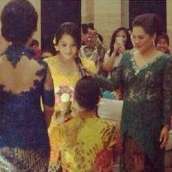 Romantis! Lamar Nagita, Raffi Ahmad Berikan Cincin Sambil Berlutut