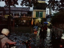 Pasca Hujan Deras, Pasar Buncit di Belakang KFC Tergenang 30 Cm