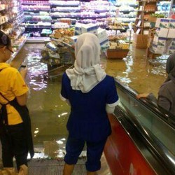 Banjir di Kemang, Air Masuk ke Dalam Supermarket Hero
