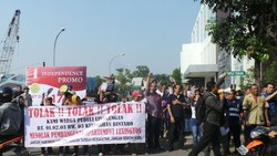 100-an Warga Gelar Unjuk Rasa Tolak Pembangunan Apartemen di Bintaro