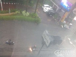 Hujan Deras Buat Jalan Kemang Raya Banjir