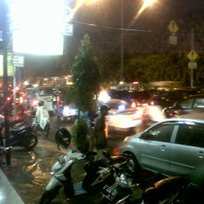 Pengendara Tak Disiplin dan Main Terobos, Lalin di Bawah Flyover Cawang Ruwet