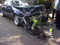 Mercy Tabrak Motor di Mampang Gara-gara Kopaja Rem Mendadak