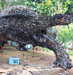 Seniman Malang Sulap Besi Tua Jadi Patung Kura-kura Raksasa