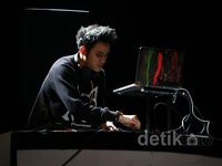 Aksi Vicky Nitinegoro Jadi DJ di Creativepreneur Berjuang