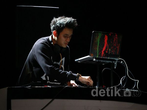 Aksi Vicky Nitinegoro Jadi DJ di Creativepreneur Berjuang