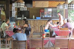 Di Banyuwangi, Pariwisata Bikin Rakyat Jadi Pede Bertemu Bule