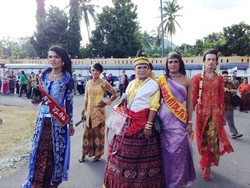 Wow! Ikatan Waria Turut Ramaikan Parade Busana Nusantara di Ende