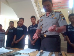 Kenthir Didor karena Ayun-ayunkan Sajam saat akan Dibekuk Polisi