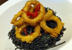 Fiddleheads: Empuk Mulur Mie Hitam dengan Calamari Ring yang Gurih Renyah