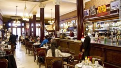 Pencinta Pastry Wajib Mampir ke Toko Kue Tertua di Eropa Ini (2)